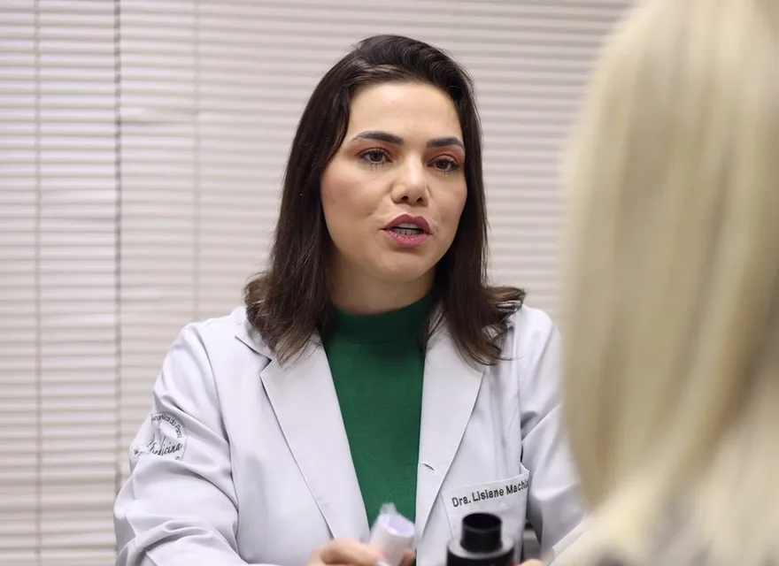 Médica do trabalho da Amplus em atendimento individual com uma colaboradora