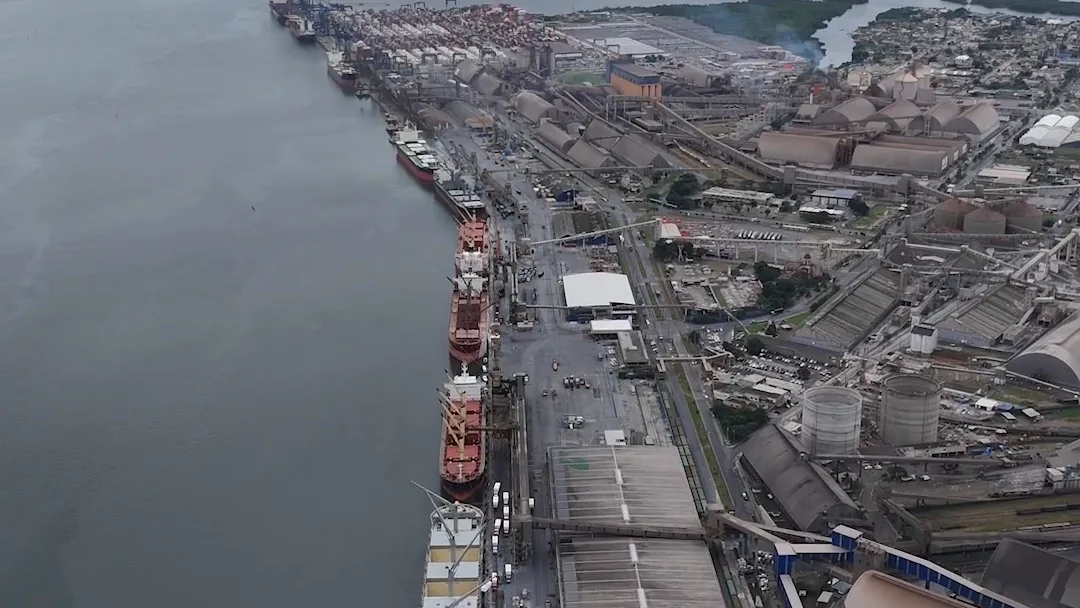 Vista aérea do Porto de Paranaguá, onde a Amplus atende operações industriais e portuárias